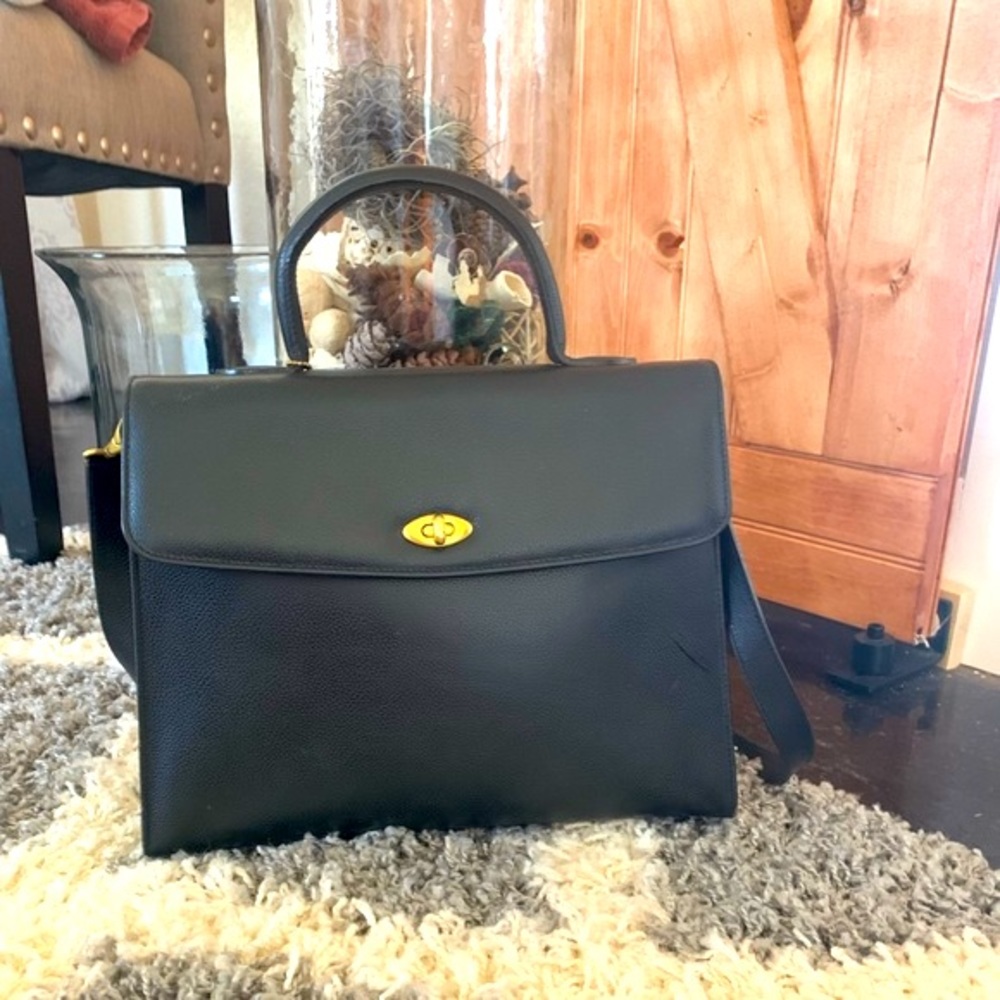 Great condition no signs of wear on the leather or inside the bag!